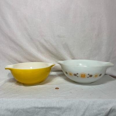 #405 2 - Vintage Pyrex bowls