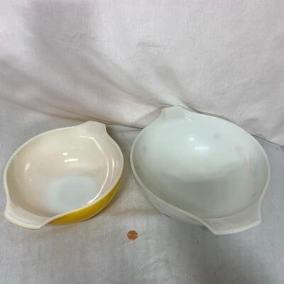#405 2 - Vintage Pyrex bowls