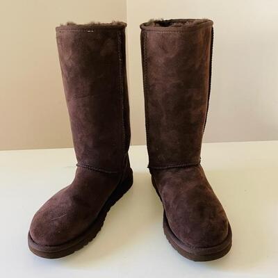 Lot 141 Brown Suede UGG Boots Size 7 Sherling Lined