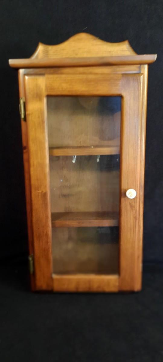 Lot 190 Collectables 28.5" x 13" x 4"