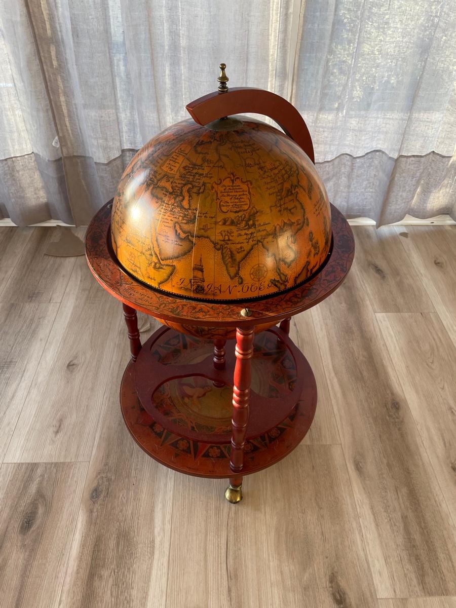 Globe with bottle/glass container