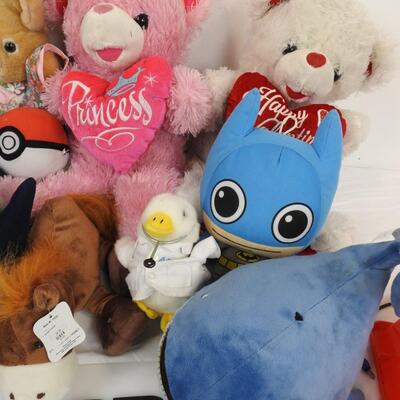 22 Stuffed Animal Toys: Charlie Brown, Batman, Whale, Reece's Tigers