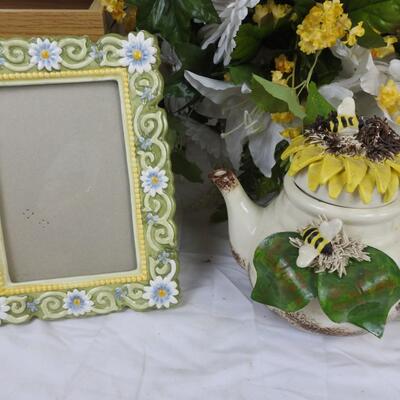 7 pc Home Decr: Faux Florals, 2 Framed Images, 2 Frames, Bee Tea Pot
