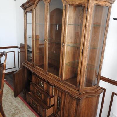 Dining Room Table /Chairs & Hutch