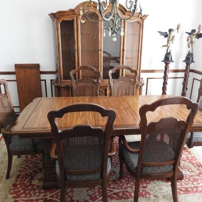 Dining Room Table /Chairs & Hutch