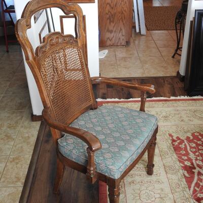 Dining Room Table /Chairs & Hutch