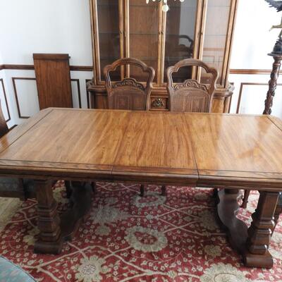 Dining Room Table /Chairs & Hutch