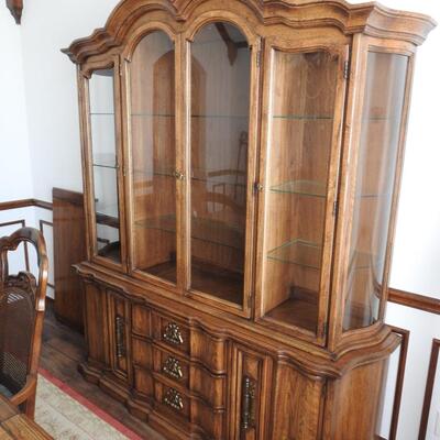 Dining Room Table /Chairs & Hutch