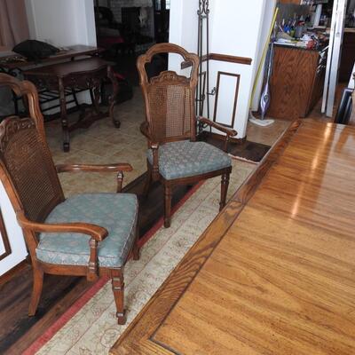 Dining Room Table /Chairs & Hutch