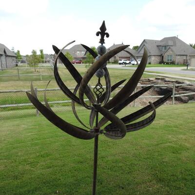 Yard art wind spinner