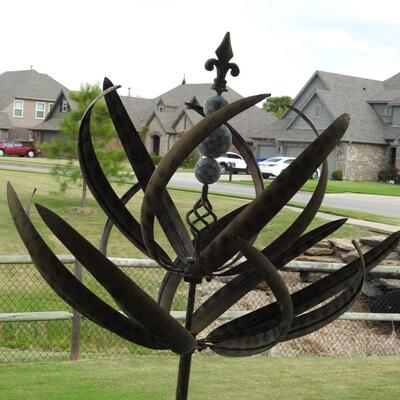 Yard art wind spinner
