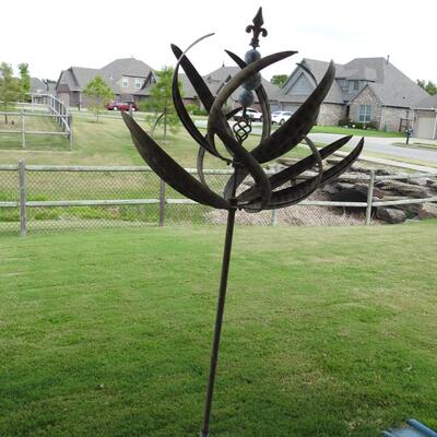 Yard art wind spinner