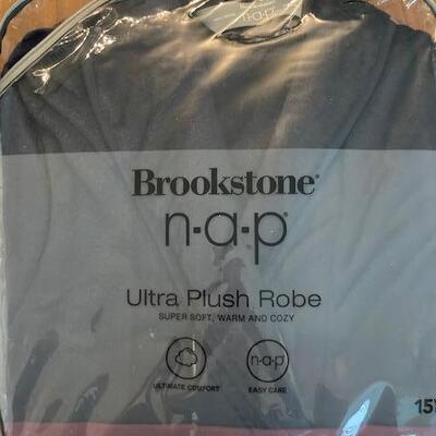 Brookstone Brand New Ultra Plush Robe (small/medium)