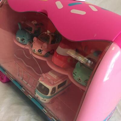 Shopkins Cutie Cars Play 'N' Display Cupcake Van With Cutie Cars USED