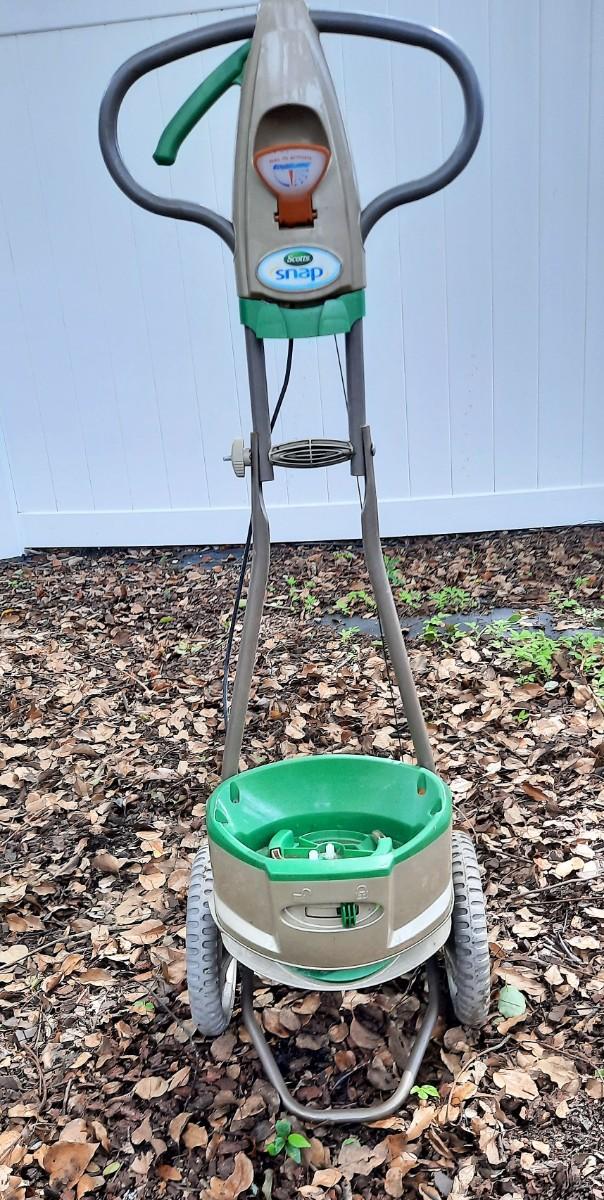 Lot 263 Scotts "Snap" Fertilizer Spreader