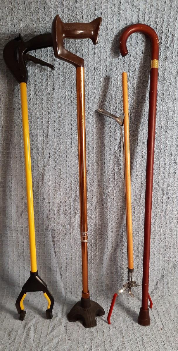 Lot 286 2 Canes (1 Stand Alone Hurry Cane) and 2 Grabbers