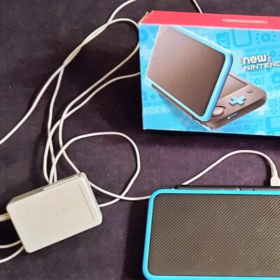 Lot 343  Nintendo 2 DS CL Handheld Console w/ 1 Game, Stylus, Adapter and Box