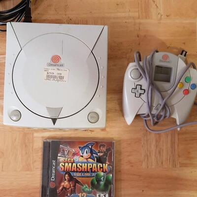 Lot 356  SEGA DreamCast Console w/ Controller & SmashPack Game