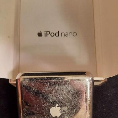 Lot 368  iPod Nano w/ Headphones & Charging Cord 4 GB