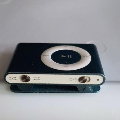 Lot 370  iPod Shuffle w/ Charger