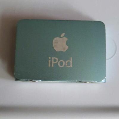 Lot 370  iPod Shuffle w/ Charger