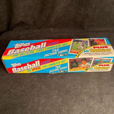 Lot 375  Topps 1992 Official Complete Set Baseball Cards
