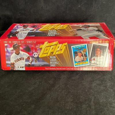 Lot 381  Topps 1997 Complete Set Baseball Cards
