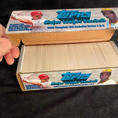 Lott 382  Topps 1998 Complete Set Baseball Cards