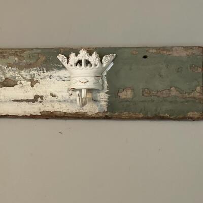 Reclaimed Rustic 4 Crown Hook Wall Hanger