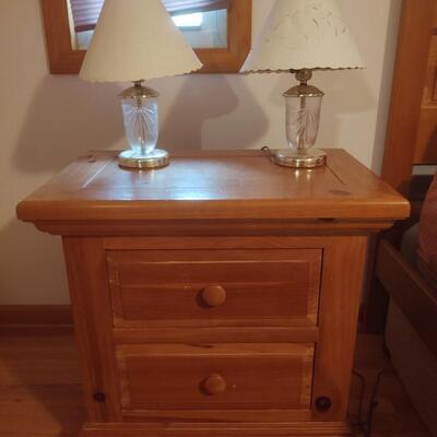 Broyhill Night Stand & Table Lamps