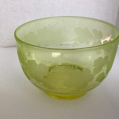 B - 302 Pair of Vintage Green GLOW Uranium Vaseline Glass Bowls
