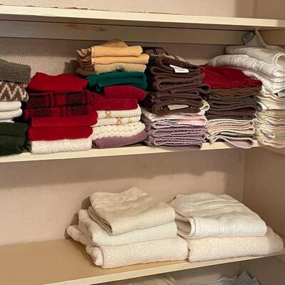 Large Lot of Bathroom Linens