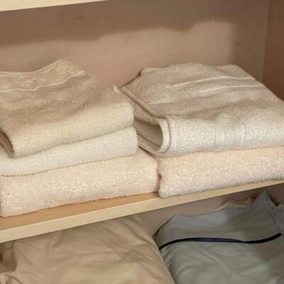 Large Lot of Bathroom Linens