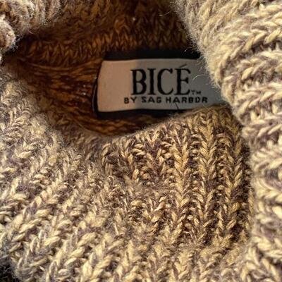 Women's Medium Turtle Neck Sweaters in Basket