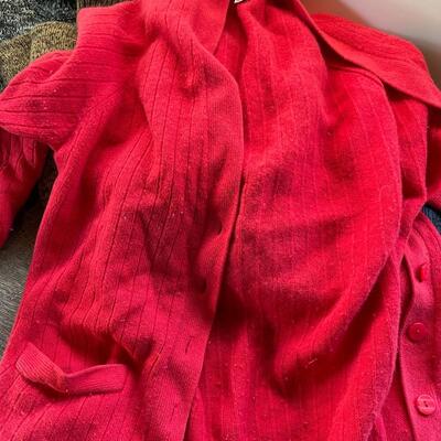 Women's Medium Turtle Neck Sweaters in Basket