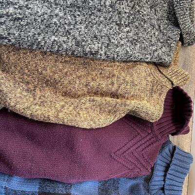 Women's Medium Turtle Neck Sweaters in Basket