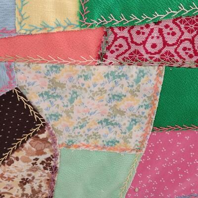 Lot 37: Vintage Polyester Quilt - Perfect Picnic Blanket