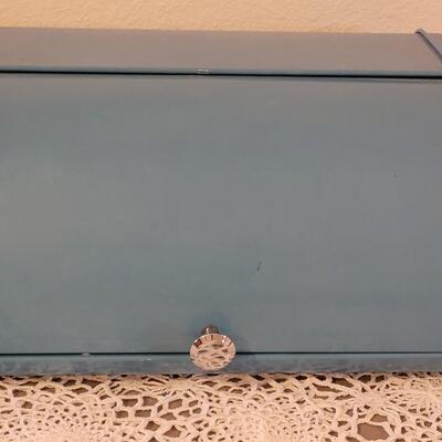 Lot 134: Vintage Turquois Metal Bread Box