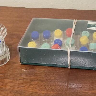 Lot 140: Vintage Glass Individual Salt & Pepper Shakers