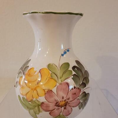 Lot 142: Vintage Handpainted Vases Made in Italy for FTD