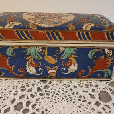 Lot 152: Vintage Neiman Marcus Porcelain Box