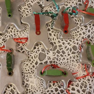 Lot 169: (29) Vintage Cookie Cutters used as Christmas Ornaments