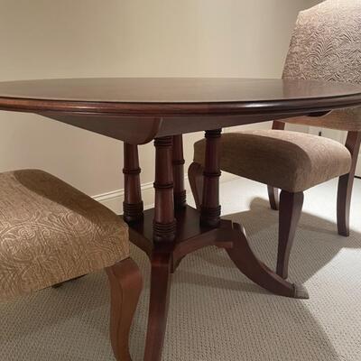 Gorgeous Ethan Allen round table and two chairs with leaf to make into oval.