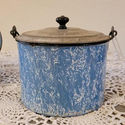 Lot 179: Antique Robbins Egg Blue & White Splatter Enamelware Pie Plate with Stand and Covered Pot with Wood Handle