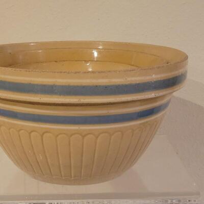 Lot 215: Very Nice Vintage Nesting Stoneware Bowls