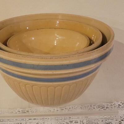 Lot 215: Very Nice Vintage Nesting Stoneware Bowls