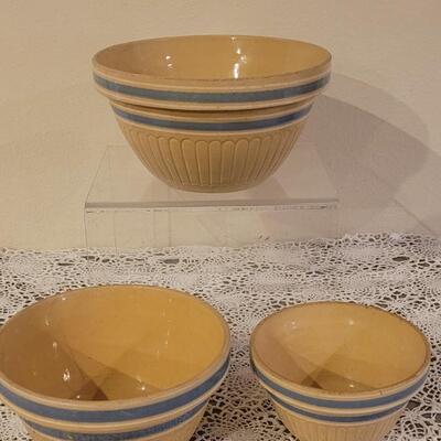 Lot 215: Very Nice Vintage Nesting Stoneware Bowls
