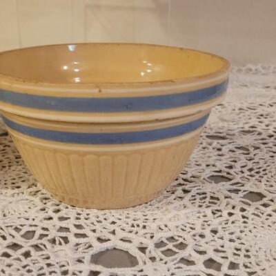 Lot 215: Very Nice Vintage Nesting Stoneware Bowls