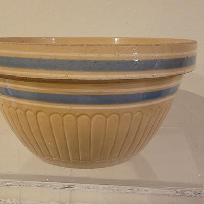 Lot 215: Very Nice Vintage Nesting Stoneware Bowls