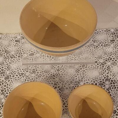 Lot 215: Very Nice Vintage Nesting Stoneware Bowls
